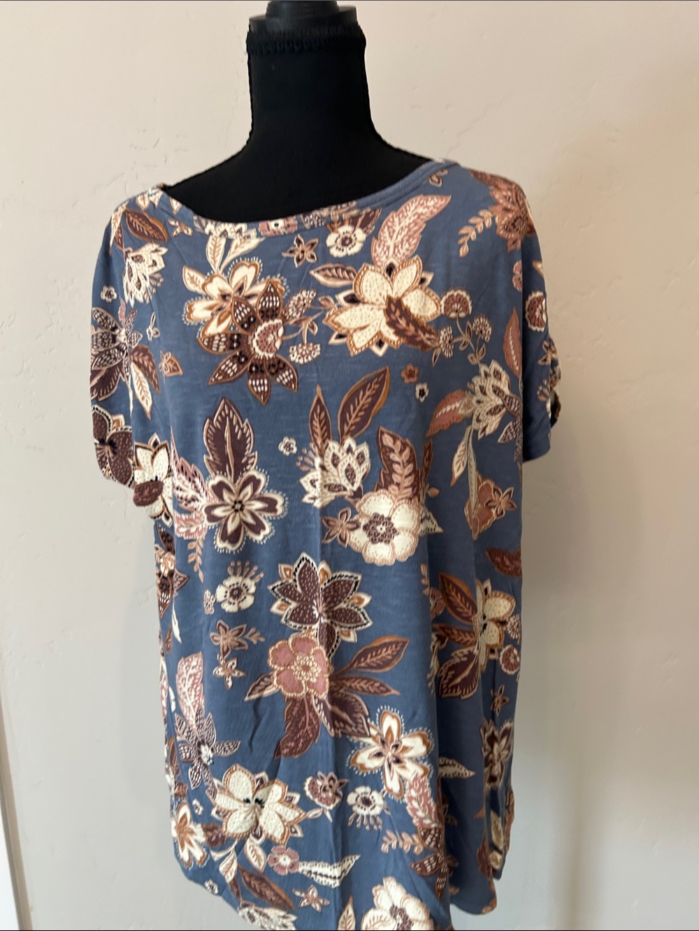Maurices Blue Floral Short Sleeve Tee with Brown & Cream Accents L